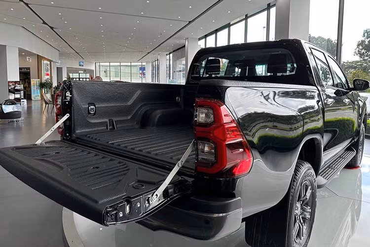 Trước tình thế đó, đã có nhiều tin đồn Toyota sẽ có những cải thiện cho thế hệ kế tiếp. Và mới đây hãng xe Nhật đã có biết phiên bản nâng cấp sẽ dự kiến ra mắt vào quý 2 năm nay, mức giá xe Toyota Hilux 2024 tại Việt Nam từ 668 triệu đồng, ngoài ra sẽ có tới 3 phiên bản khác nhau.