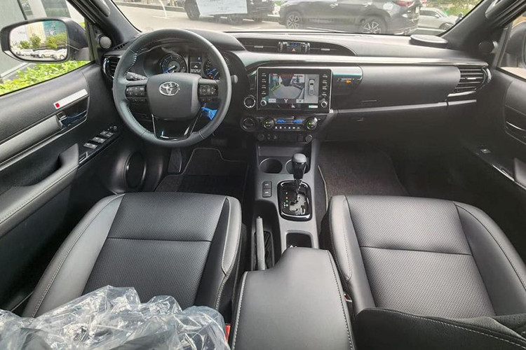 Theo các tư vấn bán hàng, Toyota Hilux bản 4x4 AT Adventure sẽ được trang bị thêm nhiều tiện ích như: cảnh báo điểm mù, camera toàn cảnh, cảnh báo phương tiện cắt ngang phía sau và màn hình hỗ trợ kết nối điện thoại thông minh không dây.