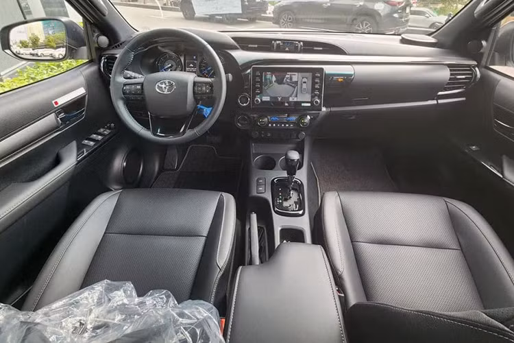 Theo các tư vấn bán hàng, Toyota Hilux bản 4x4 AT Adventure sẽ được trang bị thêm nhiều tiện ích như: cảnh báo điểm mù, camera toàn cảnh, cảnh báo phương tiện cắt ngang phía sau và màn hình hỗ trợ kết nối điện thoại thông minh không dây.