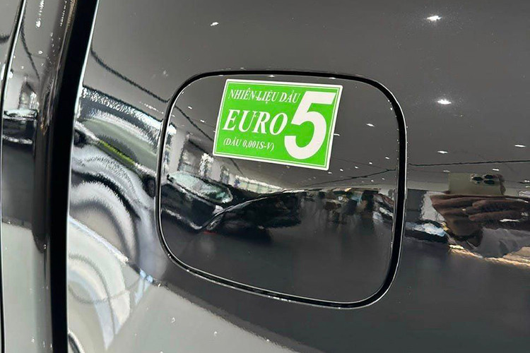 Phiên bản còn lại là 4x4 AT Adventure, phiên bản này được trang bị động cơ diesel 2.8L, cho công suất 201 mã lực và mô-men xoắn 500 Nm. Cấu hình vận hành này thường xuất hiện trên các phiên bản cao cấp của Toyota Hilux tại nhiều thị trường khác nhau.