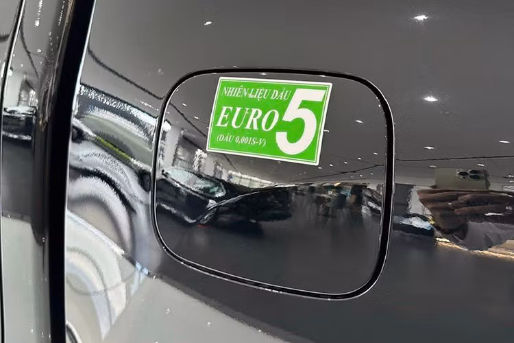 Phiên bản còn lại là 4x4 AT Adventure, phiên bản này được trang bị động cơ diesel 2.8L, cho công suất 201 mã lực và mô-men xoắn 500 Nm. Cấu hình vận hành này thường xuất hiện trên các phiên bản cao cấp của Toyota Hilux tại nhiều thị trường khác nhau.