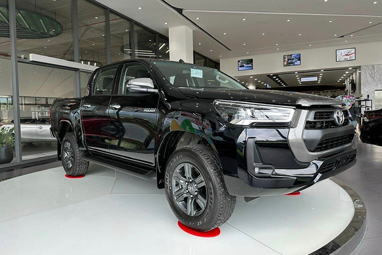 Dù đã có mặt tại thị trường Việt Nam sau một thời gian vắng mặt, tuy nhiên Toyota Hilux đã quay lại nhưng lại không gây được chú ý về mặt doanh số. Theo ý kiến từ các thành viên tại các hội nhóm thì mức giá của Toyota Hilux 2024 mới được mang về Việt Nam có phần cao hơn so với mặt bằng chung.