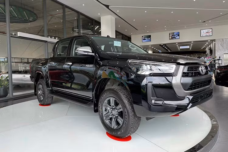 Toyota Hilux tai Viet Nam tu 668 trieu dong, dat ngang Ford Ranger