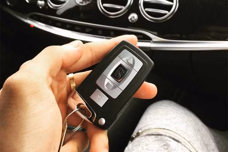 Jade Nguyen cũng thích chia sẻ những mẫu chìa khoá của các hãng xe như Rolls-Royce hay Bentley, Ferrari... mà mình đã từng được cầm lái.