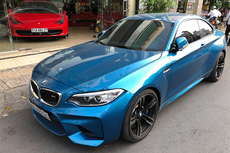 Kết hợp cùng hộp số tự động 7 cấp ly hợp kép, động cơ cho phép BMW M2 có thời gian tăng tốc từ 0-100 km/h chỉ trong vòng 4,2 giây. Vận tốc tối đa được giới hạn điện tử của xe đạt ở mức khoảng 250 km/h.