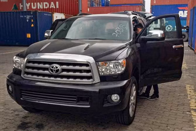 Ngay trước thềm 1/7, bên cạnh nhiều siêu xe, xe siêu sang cập bến thị trường Việt còn có chiếc SUV cỡ lớn Toyota Sequoia Platinum 2016. Sequoia là dòng SUV khá hiếm tại Việt Nam do kích thước quá khổ, giá bán không hề rẻ và đây cũng là phiên bản 2016 đầu tiên.