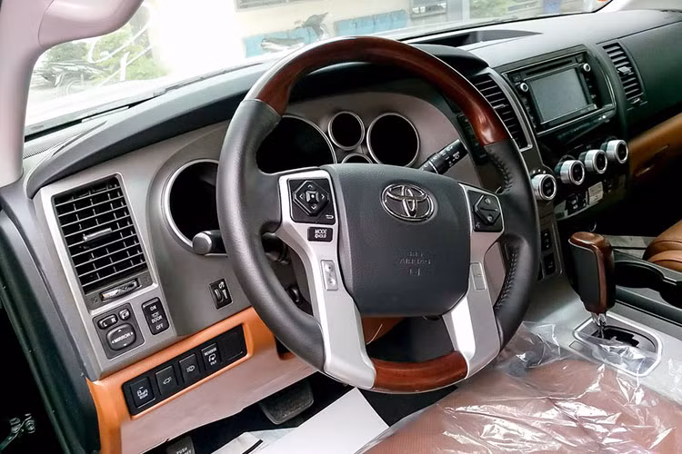 Xe sở hữu vô lăng bọc da và cao cấp, hệ thống thông tin giải trí hiện đại. Ngoài ra, hệ thống điều khiển hành trình, đầu đĩa Blu-ray với màn hình LCD 9 inch cho hàng ghế sau, dàn âm thanh JBL 14 loa cũng là những trang bị đáng chú ý trên phiên bản này.
