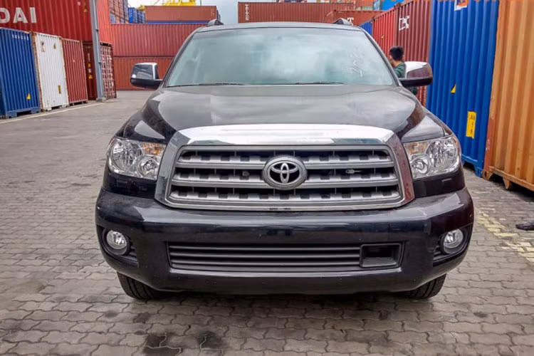 Từng được ra mắt từ năm 2001, nhưng phải đến năm 2008 Toyota mới cập nhật thế hệ thứ 2 của Sequoia. So với phiên bản năm 2008, thiết kế và động cơ của Sequoia 2016 gần như không thay đổi, khác biệt chủ yếu ở công nghệ, tiện nghi...