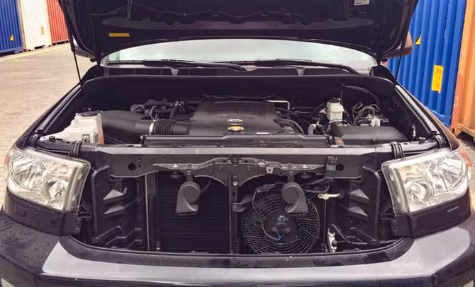 Dưới nắp capô, Sequoia 2016 tại Việt Nam chỉ có duy nhất phiên bản động cơ V8 dung tích 5.7 lít cho công suất 381 mã lực, mô men xoắn 545 Nm. Động cơ kết hợp với hộp số tự động 6 cấp cho khả năng tăng tốc từ 0-100 km/giờ trong 6,7 giây.