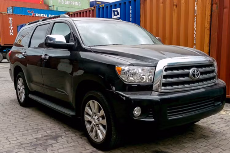 Tại thị trường Mỹ, Toyota Sequoia bản tiêu chuẩn của xe có giá bắt đầu từ 45.325 USD với đầy đủ các trang bị an toàn bao gồm túi khí rèm cho cả 3 hàng ghế. Phiên bảnSequoia Platinum có giá khởi điểm 61.855 USD tại Mỹ tùy trang bị, khi về Việt Nam xe có giá ước tính 230.000 USD tương đương khoảng 5 tỷ đồng.