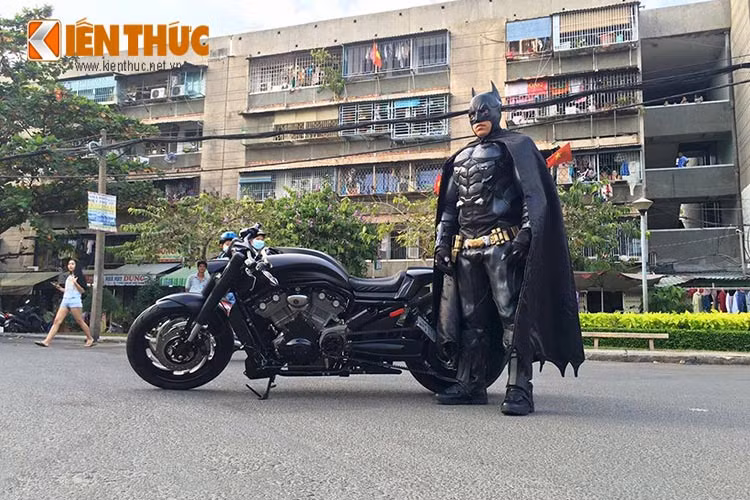 Trong bộ đồ siêu anh hùng Batman này, anh chàng sánh đôi cùng chiếc V-Rod Muscle nổi tiếng của hãng xe Mỹ được độ lại gần như hoàn toàn với ngoại hình màu đen bắt mắt và khá "xuyệt tông".