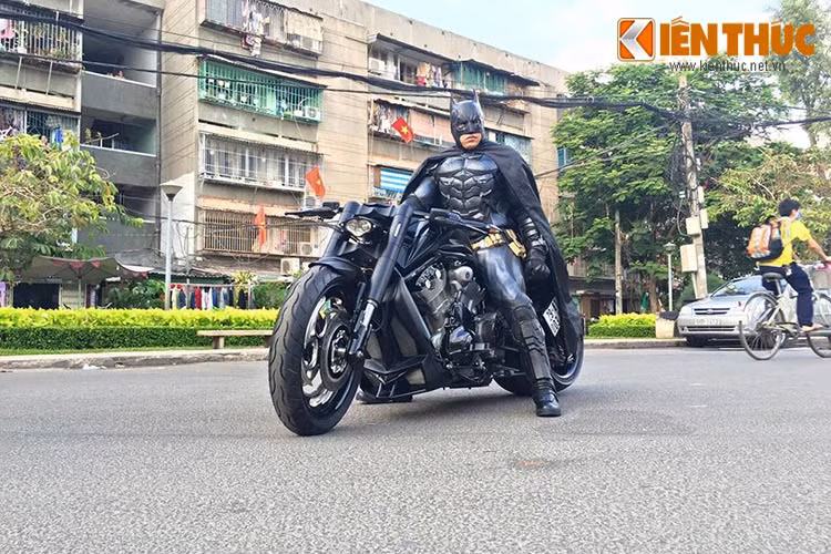 Ấn tượng nhất chính là cặp "mâm độ" sơn đen với lớp vành nan dạng phay được mạ crom sáng bóng. Lốp trước được giữ nguyên bản, lốp sau mới với bề mặt 360 mm, lớn nhất hiện nay trên các mẫu xe độ ở Việt Nam.