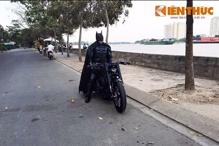 Yên xe được độ lại theo phong cách solo với ốp yên sau vuốt nhọn để hở lốp 360 to bản. Ngoài ra, pô xe là hàng thửa được nhập khẩu từ nước ngoài về cho tiếng nổ cũng như công suất cực mạnh.