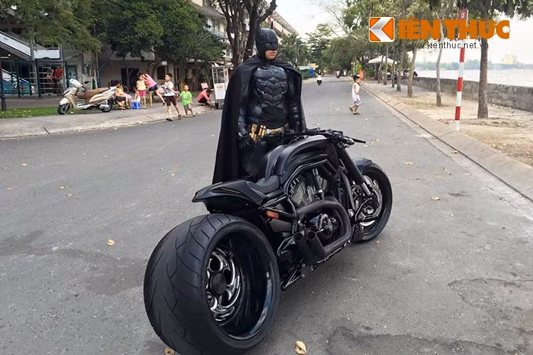 Được biết, chiếc xe độ này được lên từ ý tưởng của chủ nhân và do một thợ độ nổi tiếng tại Sài Gòn đảm nhiệm. Nó được độ lại một số chi tiết, cùng dàn áo bên ngoài, dàn đèn, tay lái, chắn bùn, giảm sóc...