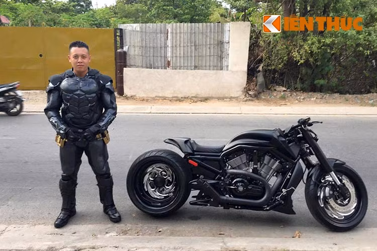 V-Rod Muscle được ra đời vào năm 2001, nó được xếp hạng trong phân khúc xe đua trên phố sử dụng động cơ V-Twin (VRSC). Động cơ Revolution trên V-Rod Muscle chính là thành quả hợp tác giữa Harley-Davidson và Porsche.