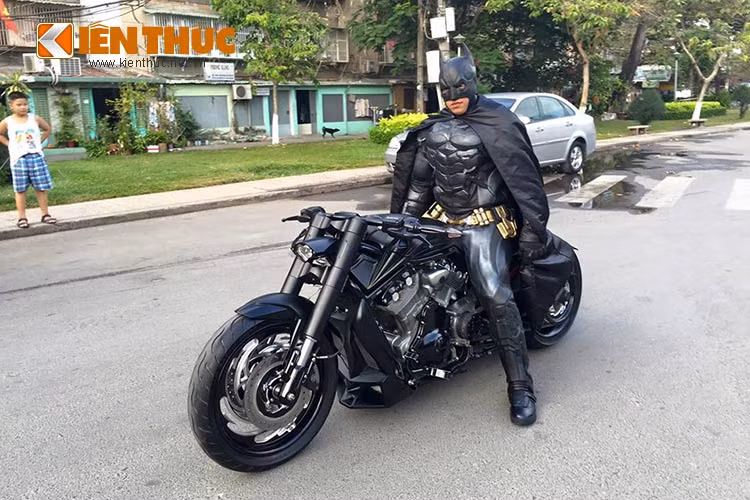 Biker trẻ 9x cá tính Trần Quang Đức, biệt danh "Đức tào Phớ" lại vừa gây "bão" trên mạng xã hội khi tung hàng loạt hình ảnh "tự sướng" với siêu môtô Harley-Davidson V-Rod Muscle độ cùng bộ trang phục siêu anh hùng Batman.