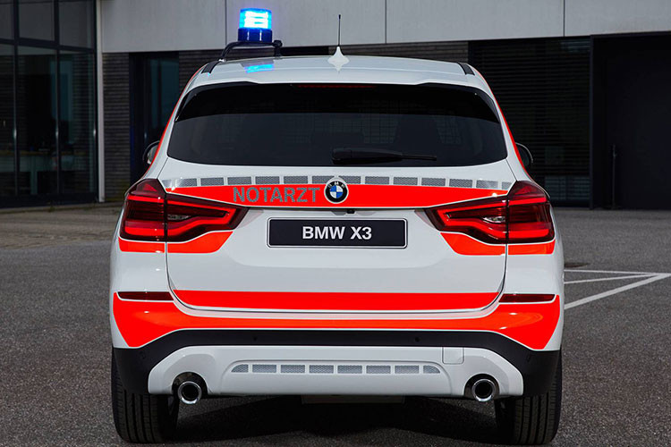 Và dĩ nhiên, chiếc xe cũng có màu sơn cam neon-trắng. Trên mui xe và bên trong lưới tản nhiệt cũng được gắn các thanh đèn ưu tiên. BMW X3 xe cứu thương trang bị hệ thống radio liên lạc của Motorola, hệ thống điều hòa tự động 3 vùng độc lập, ghế sưởi, hỗ trợ thắt lưng cho người lái và phụ xế.
