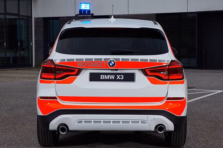 Và dĩ nhiên, chiếc xe cũng có màu sơn cam neon-trắng. Trên mui xe và bên trong lưới tản nhiệt cũng được gắn các thanh đèn ưu tiên. BMW X3 xe cứu thương trang bị hệ thống radio liên lạc của Motorola, hệ thống điều hòa tự động 3 vùng độc lập, ghế sưởi, hỗ trợ thắt lưng cho người lái và phụ xế.