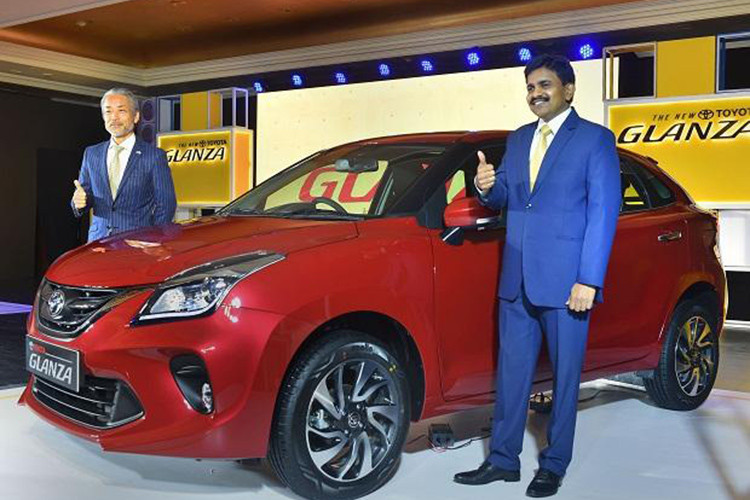Hãng xe Nhật Bản mới đây đã chính thức giới thiệu mẫu xe hatchback giá rẻ Toyota Glanza 2019 mới tới các khách hàng Ấn Độ. Đây thực chất là phiên bản đổi tên và thay logo của mẫu hatchback hạng B Suzuki Baleno như một phần trong thỏa thuận hợp tác giữa 2 thương hiệu.