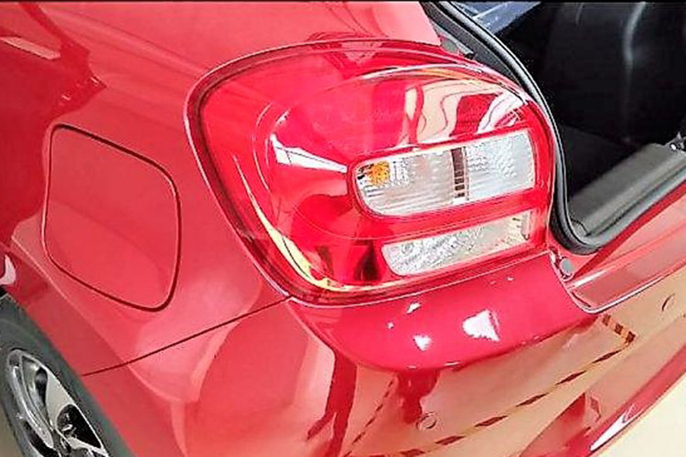 Trong khi đó, những chi tiết khác như cụm đèn pha, cản trước, hốc gió trước, đèn sương mù, vành la-zăng hay đuôi xe của Toyota Glanza 2019 đều giống với Suzuki Baleno. Làm như vậy, hãng xe ôtô Toyota có thể cắt giảm tối đa chi phí và thời gian khi phát triển Glanza 2019.