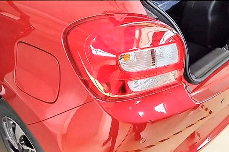 Trong khi đó, những chi tiết khác như cụm đèn pha, cản trước, hốc gió trước, đèn sương mù, vành la-zăng hay đuôi xe của Toyota Glanza 2019 đều giống với Suzuki Baleno. Làm như vậy, hãng xe ôtô Toyota có thể cắt giảm tối đa chi phí và thời gian khi phát triển Glanza 2019.