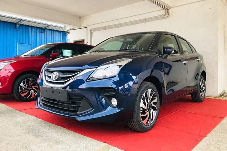 Về an toàn, Toyota Glanza 2019 tuy là mẫu xe giá rẻ nhưng vẫn có 2 túi khí, hệ thống chống bó cứng phanh ABS, phân bổ lực phanh điện tử EBD, cảm biến lùi hỗ trợ đỗ xe, camera lùi và hệ thống cảnh báo tốc độ. Tại Ấn Độ, mẫu xe này sẽ cạnh tranh trực tiếp với đối thủ Honda Jazz.
