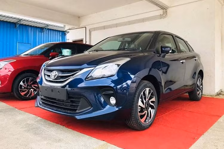 Về an toàn, Toyota Glanza 2019 tuy là mẫu xe giá rẻ nhưng vẫn có 2 túi khí, hệ thống chống bó cứng phanh ABS, phân bổ lực phanh điện tử EBD, cảm biến lùi hỗ trợ đỗ xe, camera lùi và hệ thống cảnh báo tốc độ. Tại Ấn Độ, mẫu xe này sẽ cạnh tranh trực tiếp với đối thủ Honda Jazz.