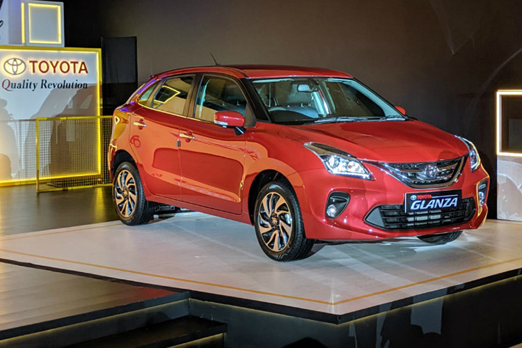 Trong khi đó, động cơ thứ hai tạo ra công suất tối đa 90 mã lực và mô-men xoắn cực đại 113 Nm. Động cơ này được áp dụng công nghệ mild hybrid và kết hợp cùng hộp số sàn 5 cấp. Do đó, động cơ này khá tiết kiệm xăng với mức trung bình 23,87 km/lít (4,18 lít/100 km).