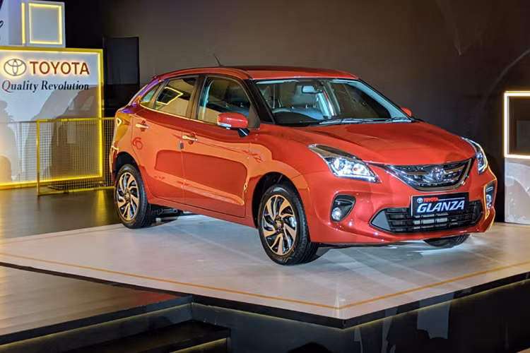 Trong khi đó, động cơ thứ hai tạo ra công suất tối đa 90 mã lực và mô-men xoắn cực đại 113 Nm. Động cơ này được áp dụng công nghệ mild hybrid và kết hợp cùng hộp số sàn 5 cấp. Do đó, động cơ này khá tiết kiệm xăng với mức trung bình 23,87 km/lít (4,18 lít/100 km).