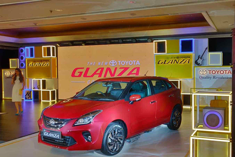 Về ngoại hình, mẫu xe giá rẻ Toyota Glanza 2019 sở hữu thiết kế ngoại thất và nội thất về cơ bản là giống hệt Suzuki Baleno. Nếu không kể logo thì chi tiết ngoại thất khác với Suzuki Baleno duy nhất của Toyota Glanza 2019 chính là lưới tản nhiệt mạ crôm với 2 nan nằm ngang trên đầu xe.