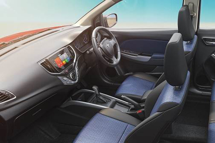 Bên trong nội thất của Toyota Glanza hoàn toàn mới xuất hiện mặt táp-lô, bảng đồng hồ, cửa gió điều hòa và hệ thống thông tin giải trí đều giống hệt Suzuki Baleno. Nếu không nhìn logo của Toyota trên vô lăng, có lẽ nhiều người sẽ nhầm tưởng đây là chiếc xe giá rẻ của hãng Suzuki.