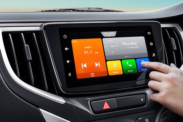 Toyota Glanza 2019 tại Ấn Độ gồm 2 bản trang bị là G và V. Các trang bị bao gồm; kính cửa sổ ngăn tia UV, điều hòa tự động, hệ thống thông tin giải trí với màn hình cảm ứng 7 inch, hỗ trợ Apple CarPlay/Android Auto và hệ thống định vị dựa trên điện thoại thông minh. Phần lớn những tính năng chính này đều được trang bị tiêu chuẩn.