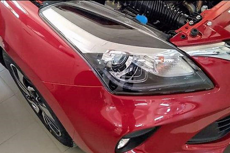 Toyota Glanza có ngoại hình gần như giống hệt Suzuki Baleno, chỉ khác ở lưới tản nhiệt và logo. Tuy nhiên, phần đầu cuat Glanza 2019 mới trông bắt mắt và mạnh mẽ hơn so với " người đồng hương" Suzuki Baleno.