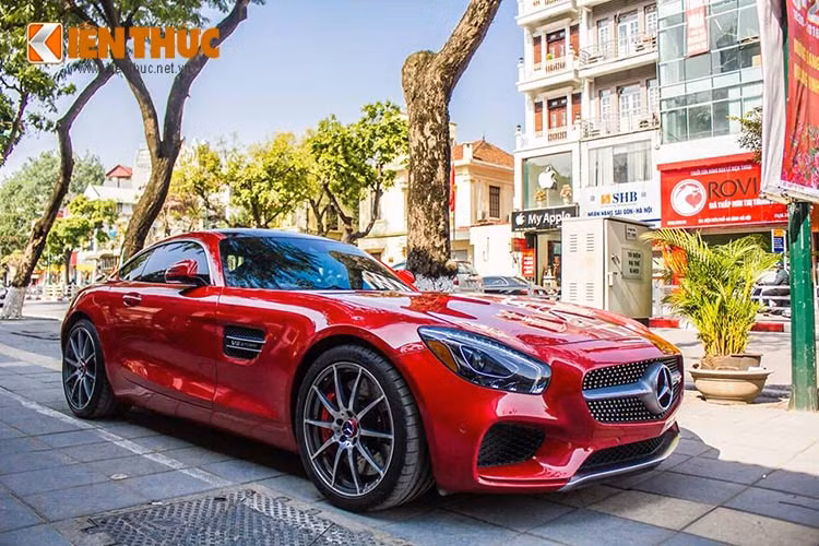 Tại thị trường Việt, Mercedes-AMG GT S nằm trong số 20 mẫu xe mới được Mercedes-Benz Việt Nam giới thiệu trong năm 2015. Nó có giá bán 9 tỷ 145 triệu đồng và là đối thủ đáng gờm của Porsche 911, Audi R8 hay Aston Martin V8 Vantage.