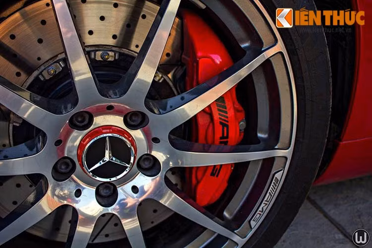 Là mẫu siêu xe thể thao hướng đến những trải nghiệm tốc độ nhưng Mercedes-AMG GT S được rang bị hàng loạt những công nghệ hiện đại. Chính vì vậy, mặc dù khá mạnh mẽ nhưng AMG GTS chỉ tiêu thụ 9,3 lít nhiên liệu/100 km.