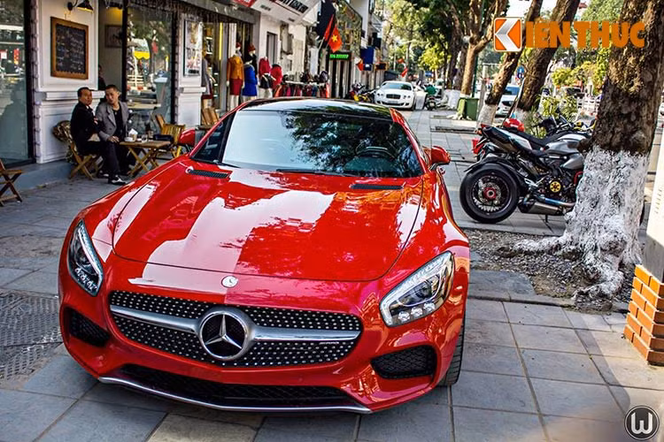 Điểm gây ấn tượng nhất ở đầu xe chính là cụm đèn LED 18 bóng mỗi bên được cách điệu như mí mắt của đèn pha, lưới tản nhiệt có thanh ngang mạ crôm nổi bật, cùng bộ la-zăng hợp kim thể thao đa chấu.