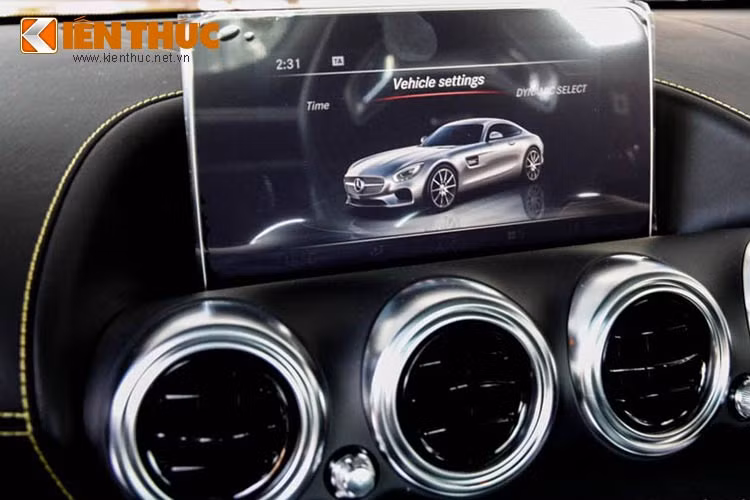 Các trang bị công nghệ và an toàn bao gồm: Hệ thống treo thể thao thích ứng AMG RIDE CONTROL, có thể điều chỉnh 3 chế độ - ‘Comfort’, ‘Sport’ &amp; ‘Sport Plus’; lẫy chuyển số bán tự động phía sau tay lái; chức năng ECO start/stop, camera lùi...