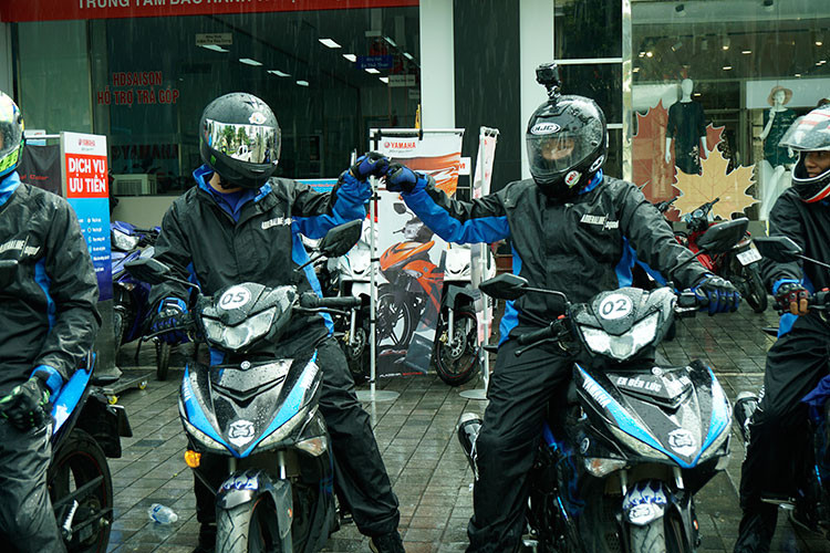 Trong hành trình xuyên Việt lần này, các “chiến binh” Yamaha Exciter 2019 mới sẽ trải qua đủ loại địa hình và điều kiện thời tiết khác nhau: từ những cơn mưa như trút nút nước của miền Nam, cái nắng nóng như thiêu đốt của miền Trung cho đến cái lạnh thấu xương của miền Bắc.