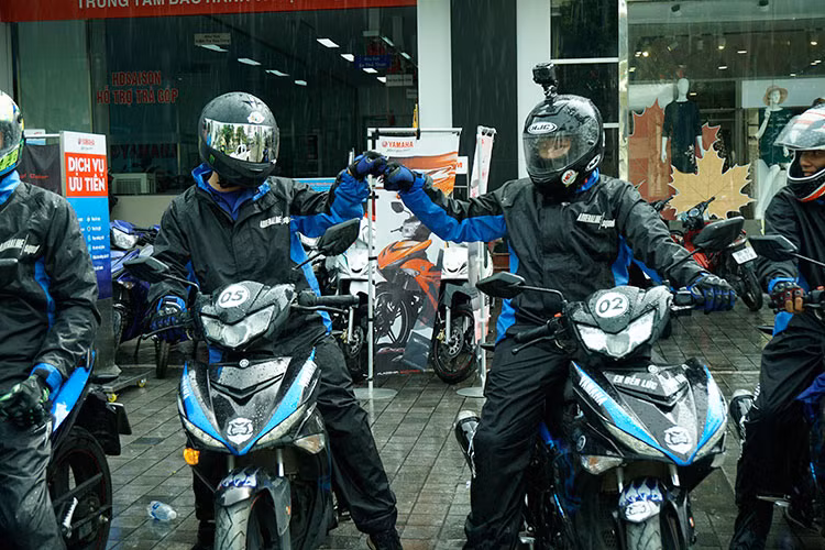 Trong hành trình xuyên Việt lần này, các “chiến binh” Yamaha Exciter 2019 mới sẽ trải qua đủ loại địa hình và điều kiện thời tiết khác nhau: từ những cơn mưa như trút nút nước của miền Nam, cái nắng nóng như thiêu đốt của miền Trung cho đến cái lạnh thấu xương của miền Bắc.