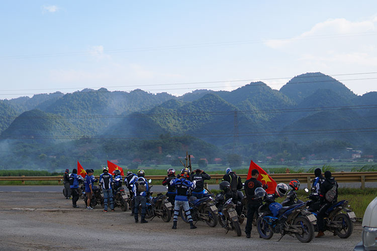 Đoàn hành trình Yamaha Exciter Touring 2018 luôn thu hút mọi ánh nhìn của người đi đường mỗi khi đoàn đi qua. Từng chiếc xe nối đuôi nhau di chuyển theo đội hình đầy tính kỷ luật, mang lại cái nhìn “đẹp” trong mắt người đi đường cũng như đặt tính an toàn lên hàng đầu.