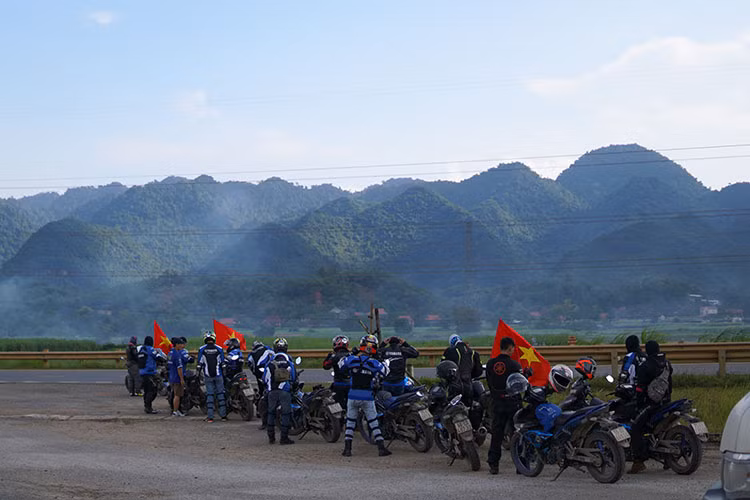 Đoàn hành trình Yamaha Exciter Touring 2018 luôn thu hút mọi ánh nhìn của người đi đường mỗi khi đoàn đi qua. Từng chiếc xe nối đuôi nhau di chuyển theo đội hình đầy tính kỷ luật, mang lại cái nhìn “đẹp” trong mắt người đi đường cũng như đặt tính an toàn lên hàng đầu.