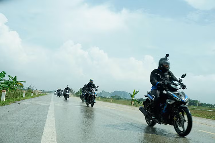 Trong xuyên suốt hành trình này, hầu như cả đoàn đều di chuyển ven theo quốc lộ 1A với điều kiện đường xá khá tốt, nhưng thời tiết khắc nghiệt của miền Trung chính là thử thách vô hình dành cho các bikers, lúc thì mưa to như thác đổ, lúc thì nắng gắt nhoè cả mắt… nhưng tất cả không làm nãn lòng các tay lái.