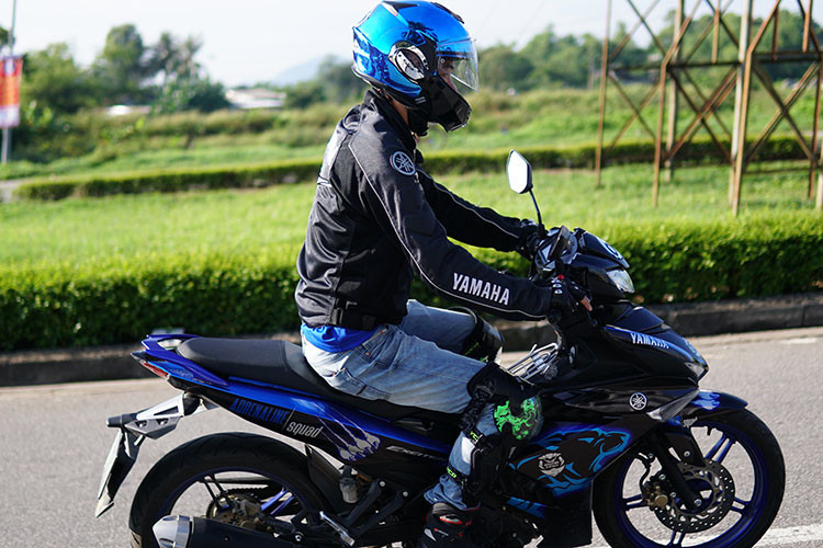 Khi vận hành xe trên đường trường, chiếc xe đòi hỏi phải vận hành liên tục với cường độ cao, chiến mã Exciter 150 mới có thể nói là đã hoàn thành nhiệm vụ quá xuất sắc, động cơ hoạt động êm ái không bị cảm giác rung khó chịu chính là điểm cộng giúp cho người lái đỡ mệt hơn khi di chuyển hàng trăm cây số mỗi ngày.