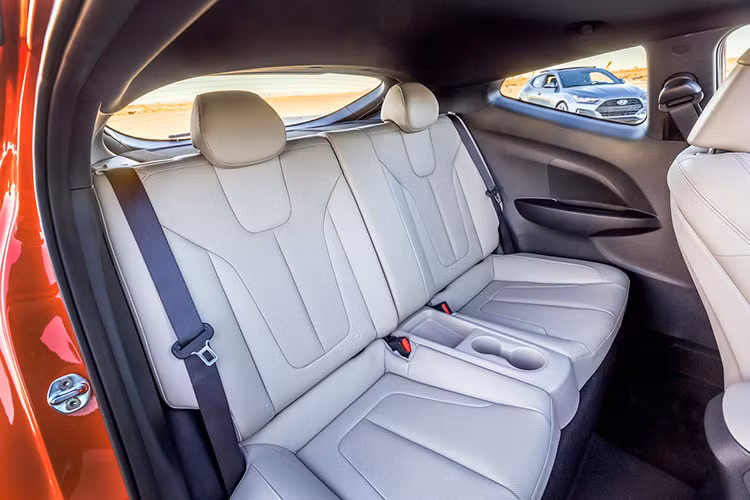 Bản Veloster tiêu chuẩn sử dụng động cơ 2.0 lít, 4 xy lanh, nạp khí tự nhiên cho công suất 147 mã lực và mô men xoắn 132 lb-ft. Người dùng có thể tùy chọn giữa hộp số sàn và số tự động 6 cấp. Bản Turbo sử dụng động cơ tăng áp 4 xy lanh, 1,6 lít, cho sức mạnh 201 mã lực và mô-men xoắn 195 lb-ft. Hộp số sàn 6 cấp là trang bị tiêu chuẩn nhưng người dùng có thể lựa chọn ly hợp kép 7 cấp.