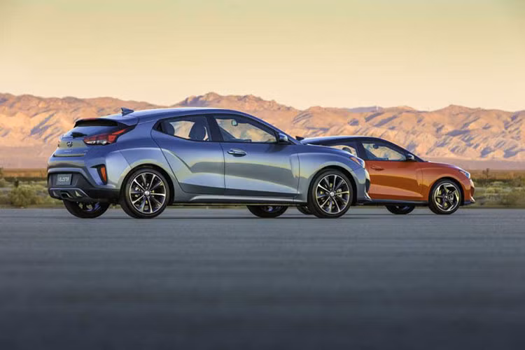 Theo nhà sản xuất ôtô Hyundai cho biết, Veloster hoàn toàn mới tổng hòa giữa các nhà thiết kế của hãng tại Hàn Quốc và California, nhắm đến nhóm người dùng trẻ, yêu thích dáng mạnh mẽ với tính khí động học cao.