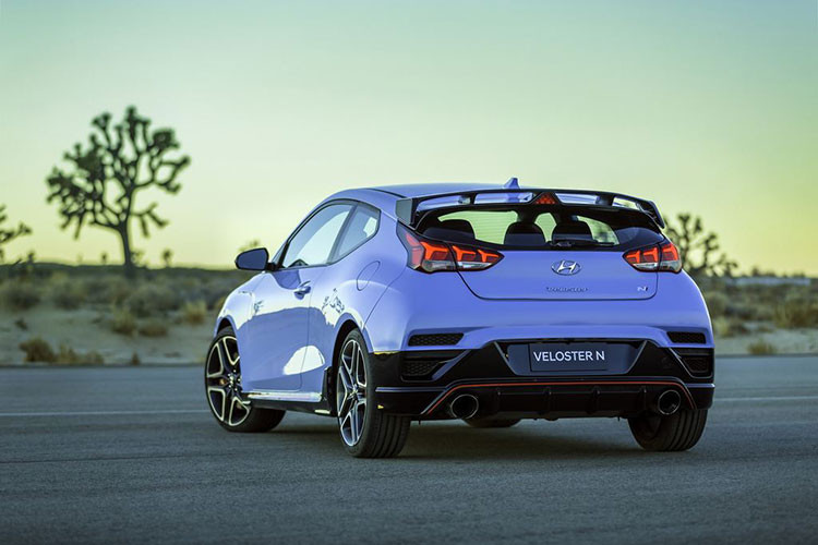 Kiểu dáng hatchback thể thao của xe vẫn không thay đổi, chỉ khác ở điểm chiếc xe sở hữu vòm mui kiểu coupe và kính chắn gió dốc hơn. Đèn hậu và đèn pha cũng được thiết kế mới sử dụng LED hoàn toàn. Cấc chi tiết như mâm xe, hệ thống ống xả, cản sau... được làm mới lại.