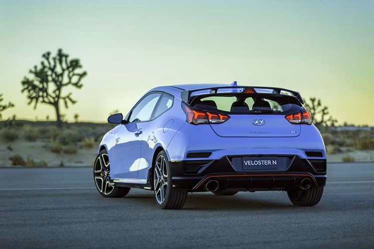 Kiểu dáng hatchback thể thao của xe vẫn không thay đổi, chỉ khác ở điểm chiếc xe sở hữu vòm mui kiểu coupe và kính chắn gió dốc hơn. Đèn hậu và đèn pha cũng được thiết kế mới sử dụng LED hoàn toàn. Cấc chi tiết như mâm xe, hệ thống ống xả, cản sau... được làm mới lại.