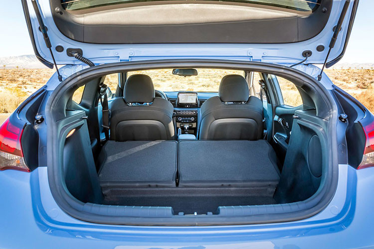 Cả 2 phiên bản Hyundai Veloster 2019 đều trang bị hệ thống VTC (Torque Vectoring Control – kiểm soát lực kéo), đi kèm với tính năng ổn định điện tử và kiểm soát truyền động. Hyundai Veloster được trang bị hàng loạt tính năng an toàn tiêu chuẩn gồm phanh tự động, hỗ trợ chuyển làn, cảnh báo người lái, hỗ trợ giữ làn đường…