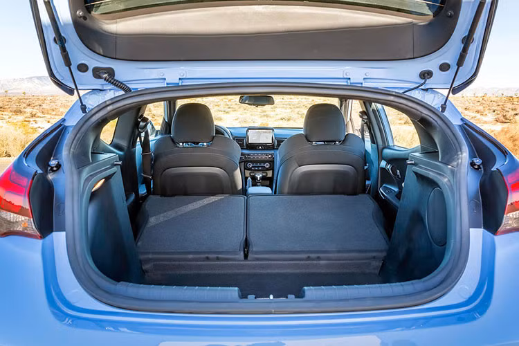 Cả 2 phiên bản Hyundai Veloster 2019 đều trang bị hệ thống VTC (Torque Vectoring Control – kiểm soát lực kéo), đi kèm với tính năng ổn định điện tử và kiểm soát truyền động. Hyundai Veloster được trang bị hàng loạt tính năng an toàn tiêu chuẩn gồm phanh tự động, hỗ trợ chuyển làn, cảnh báo người lái, hỗ trợ giữ làn đường…