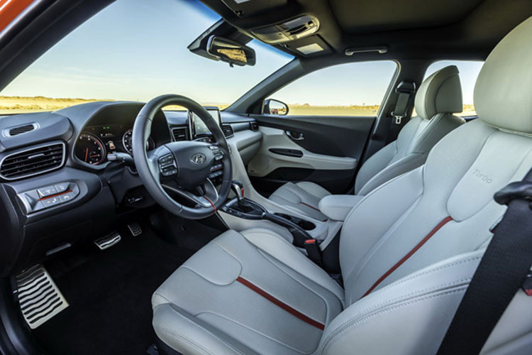 Bên trong xe, các chi tiết được làm mới trẻ trung hơn. Hệ thống thông tin giải trí của xe hỗ trợ Android Auto và Apple Car Play, cùng với đó là màn hình cảm ứng 7 inch. Một màn hình cỡ 8 inch cũng có trong danh sách tùy chọn, cùng với hệ thống radio SiriusXM, HD Radio và tính năng kết nối Blue-Link sử dụng LTE.